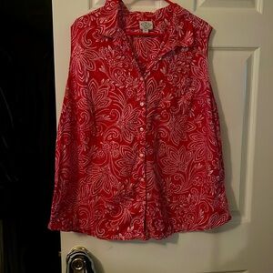 Red and White sleeveless shirt. Size 3X super comfy. I lost weight 😊